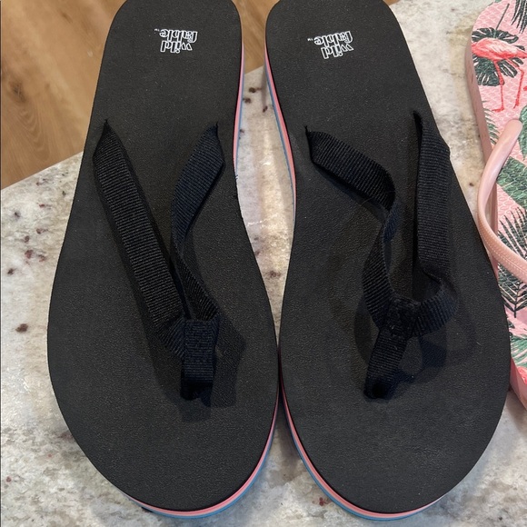 Wild Fable Black and Pink Flip Flops - Picture 2 of 6